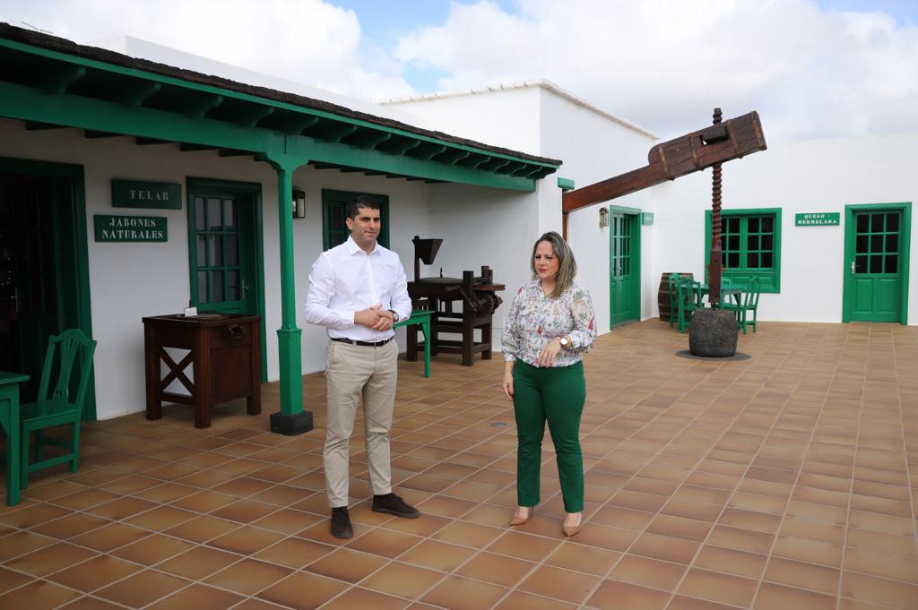 Benjamín Perdomo, consejero de los Centros de Arte, Cultura y Turismo, junto a la consejera de Artesanía, Carmen Guadalupe.