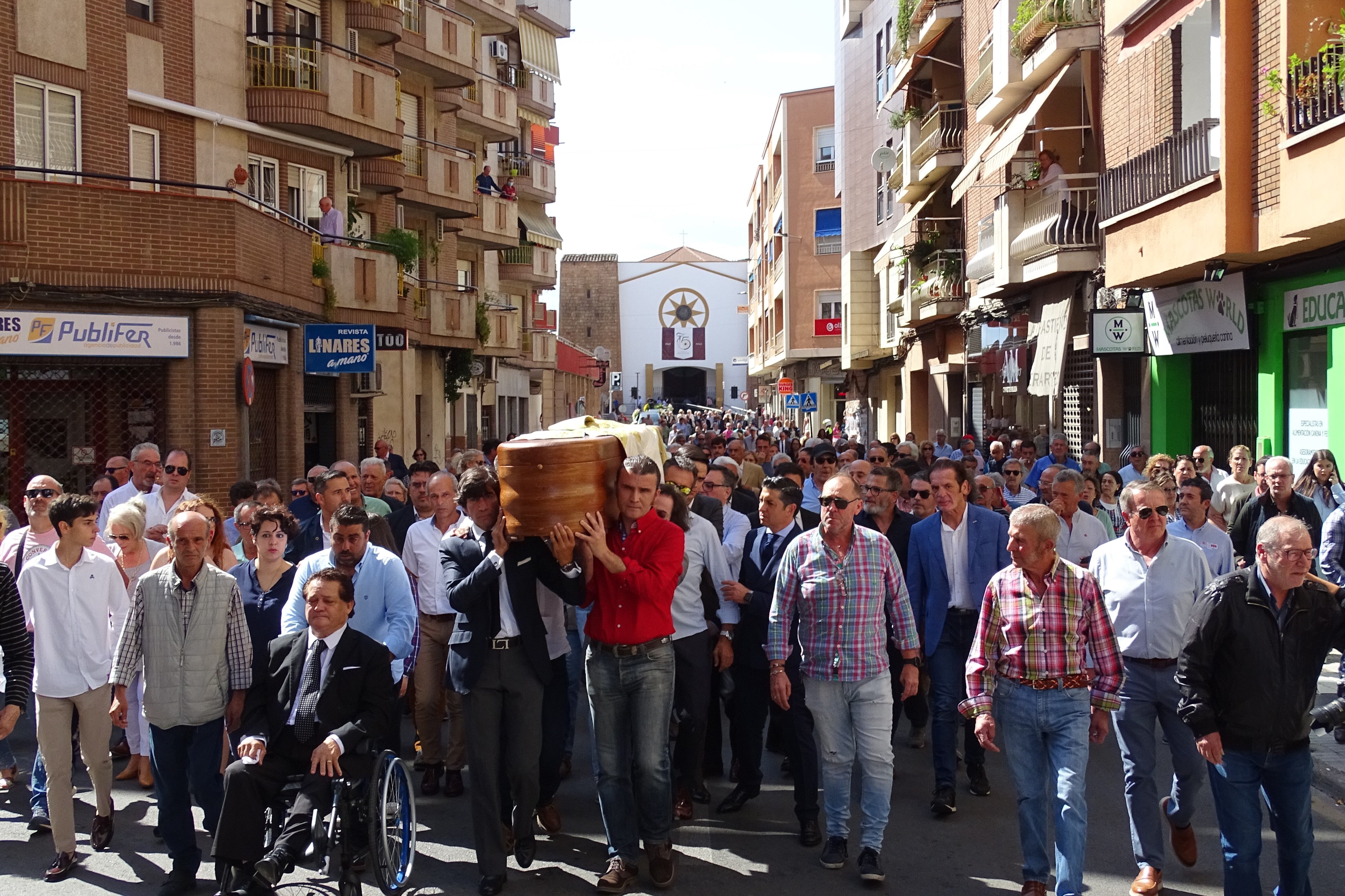 Despedida a José Fuentes por las calles de Linares.