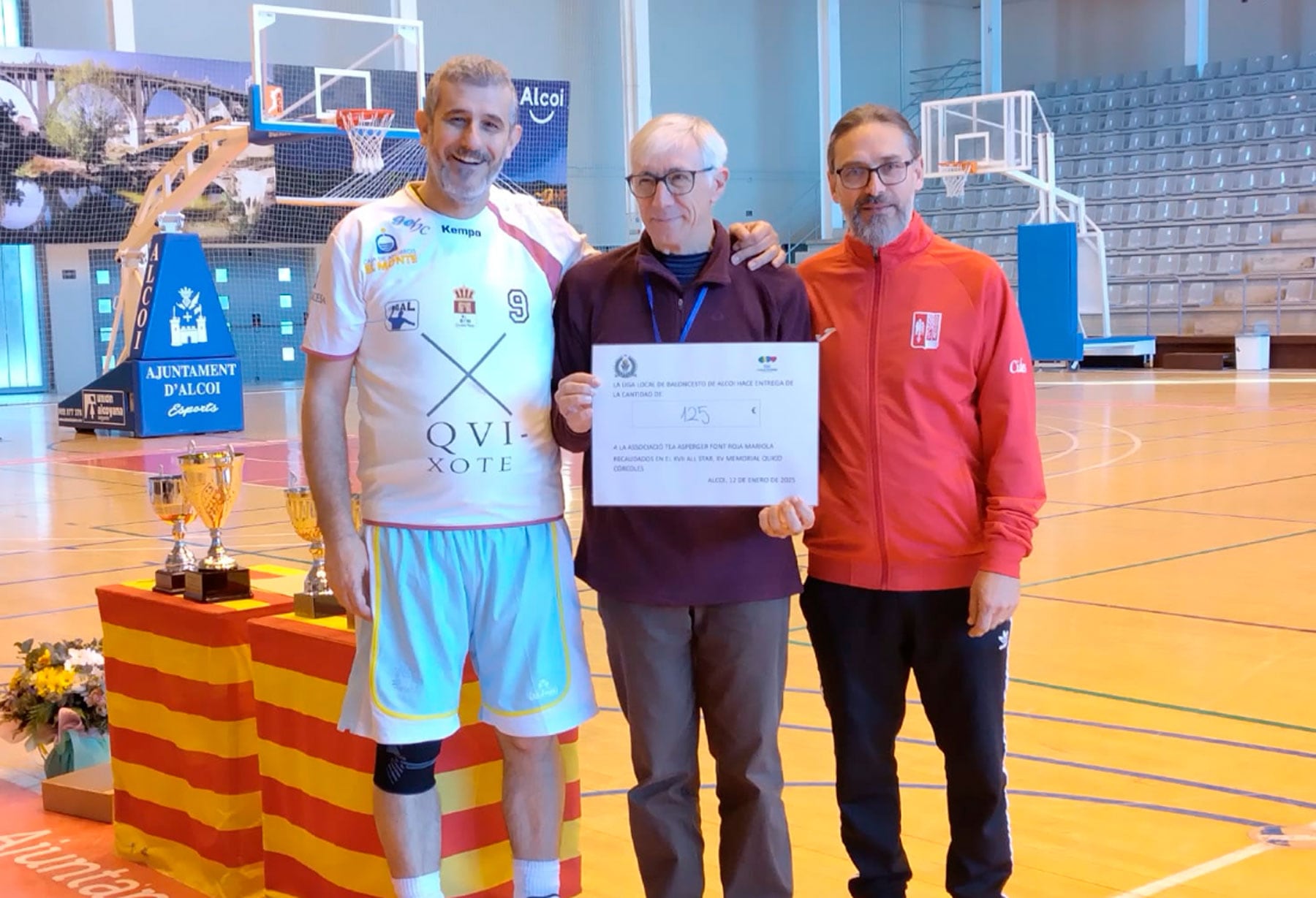 Los vicepresidentes Javi Fernández y Rafa Mengual con el cheque de 125 euros entregado al presidente de la Associació Tea Asperger Font Roja Mariola, Vicent Catalá