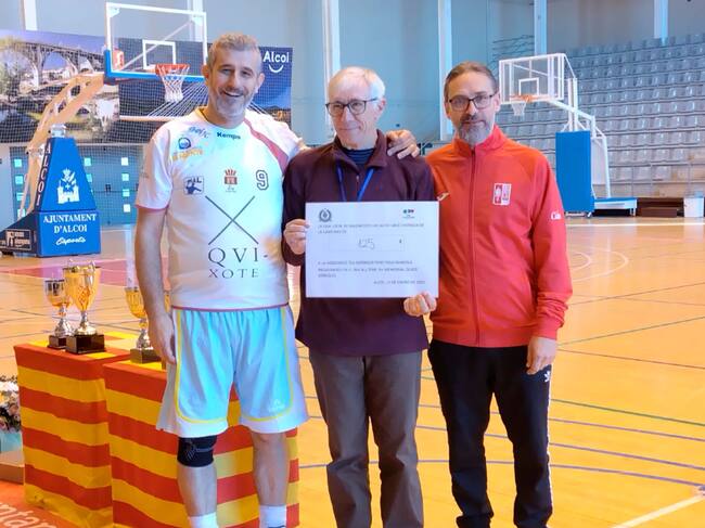 Los vicepresidentes Javi Fernández y Rafa Mengual con el cheque de 125 euros entregado al presidente de la Associació Tea Asperger Font Roja Mariola, Vicent Catalá