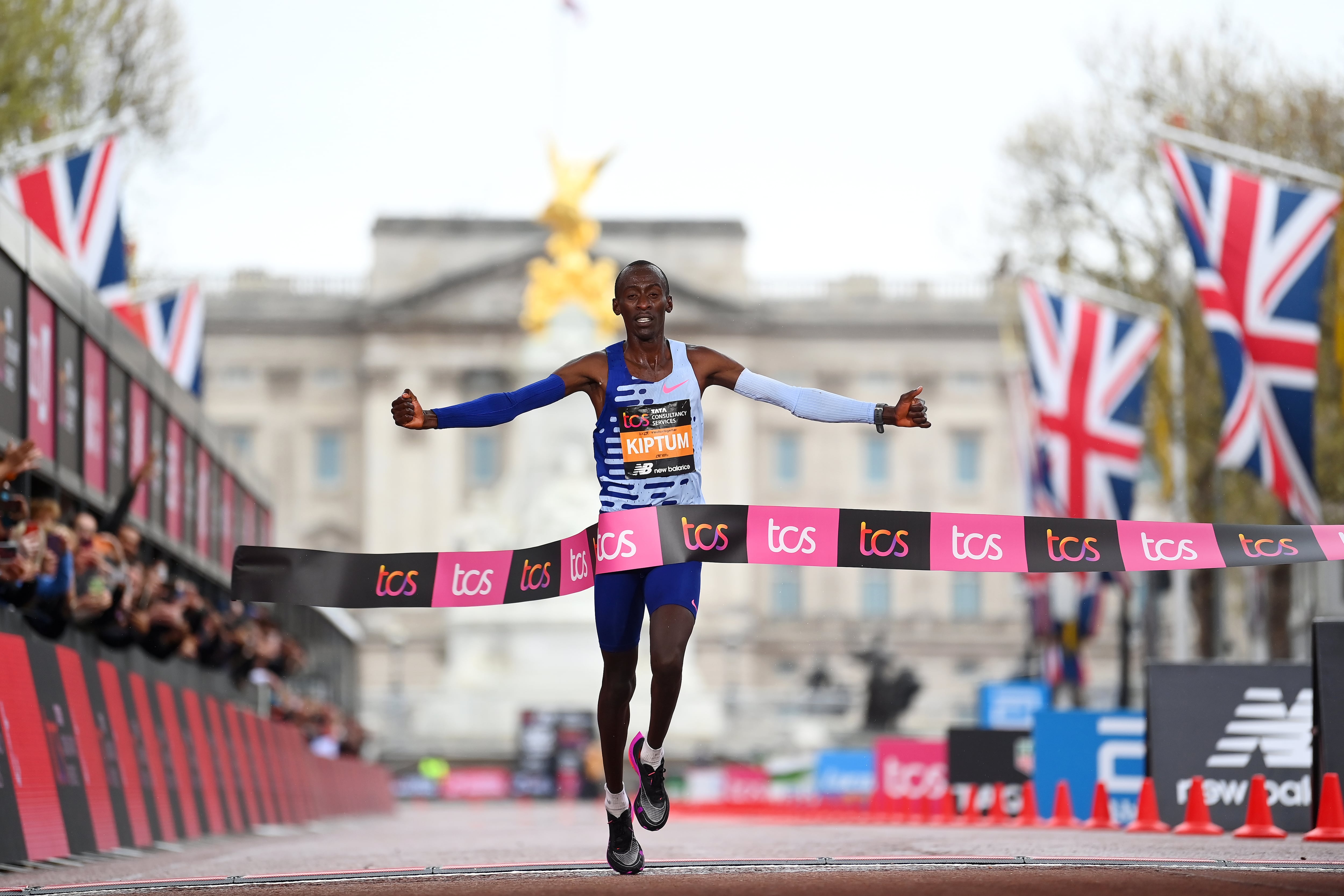 Kelvin Kiptum cruza la línea de meta en Londres.