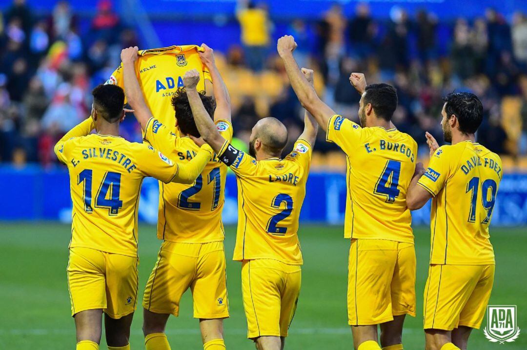 Los jugadores del Alcorcón celebran la victoria frente al Majadahonda