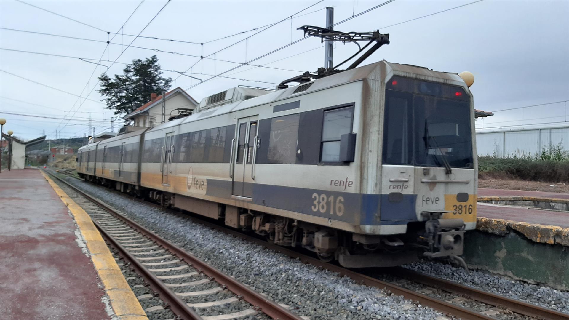 Archivo - Tren de Renfe en una estación de Cantabria - EUROPA PRESS