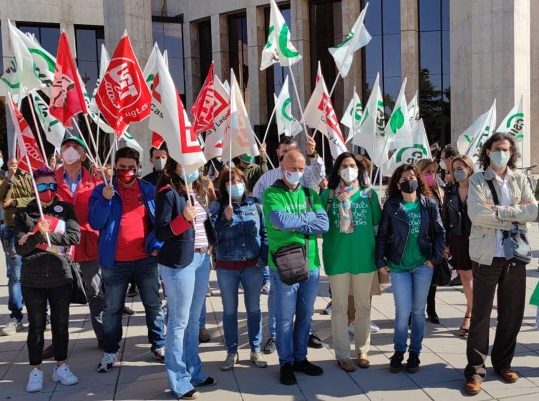 Concentración protesta por el cierre de la Escuela Hogar de Ponferrada