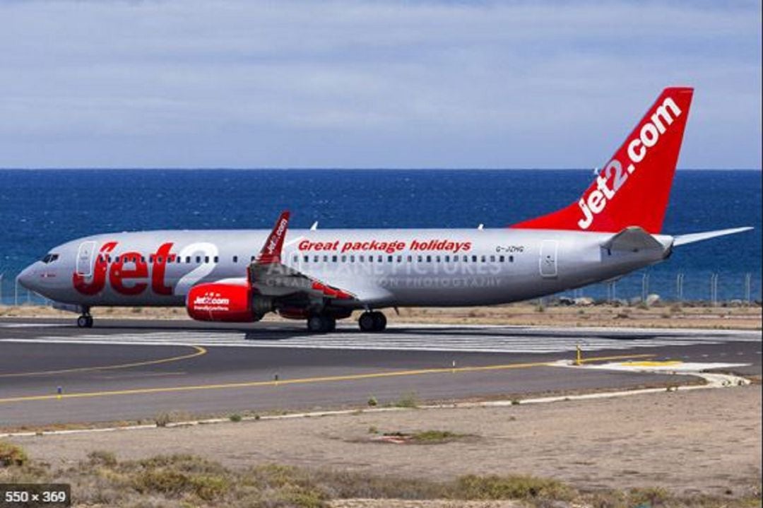 Avión de Jet2.com en la pista del aeropuerto César Manrique Lanzarote.