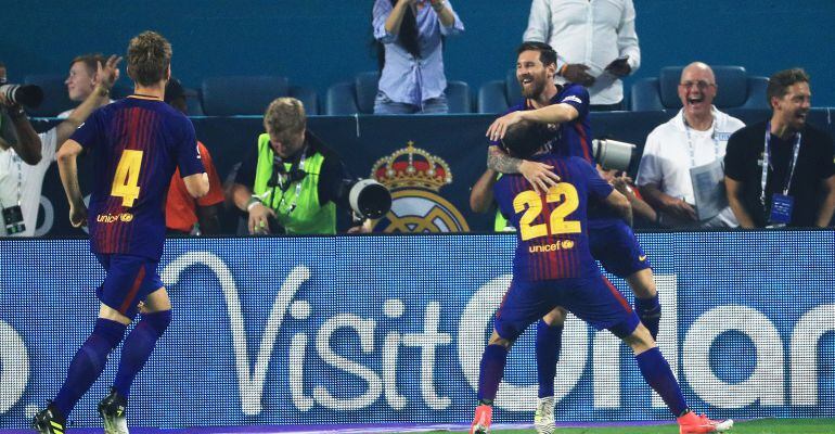 Messi celebra el primer tanto del partido con Aleix Vidal