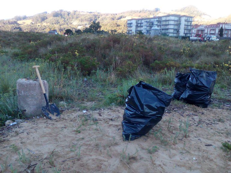 Residuos en la Playa de Oriñón.