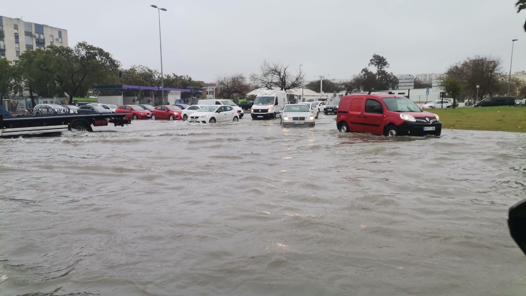 Inundaciones registradas en la rotonda de accesso al polígono industrial de El Portal, Jerez