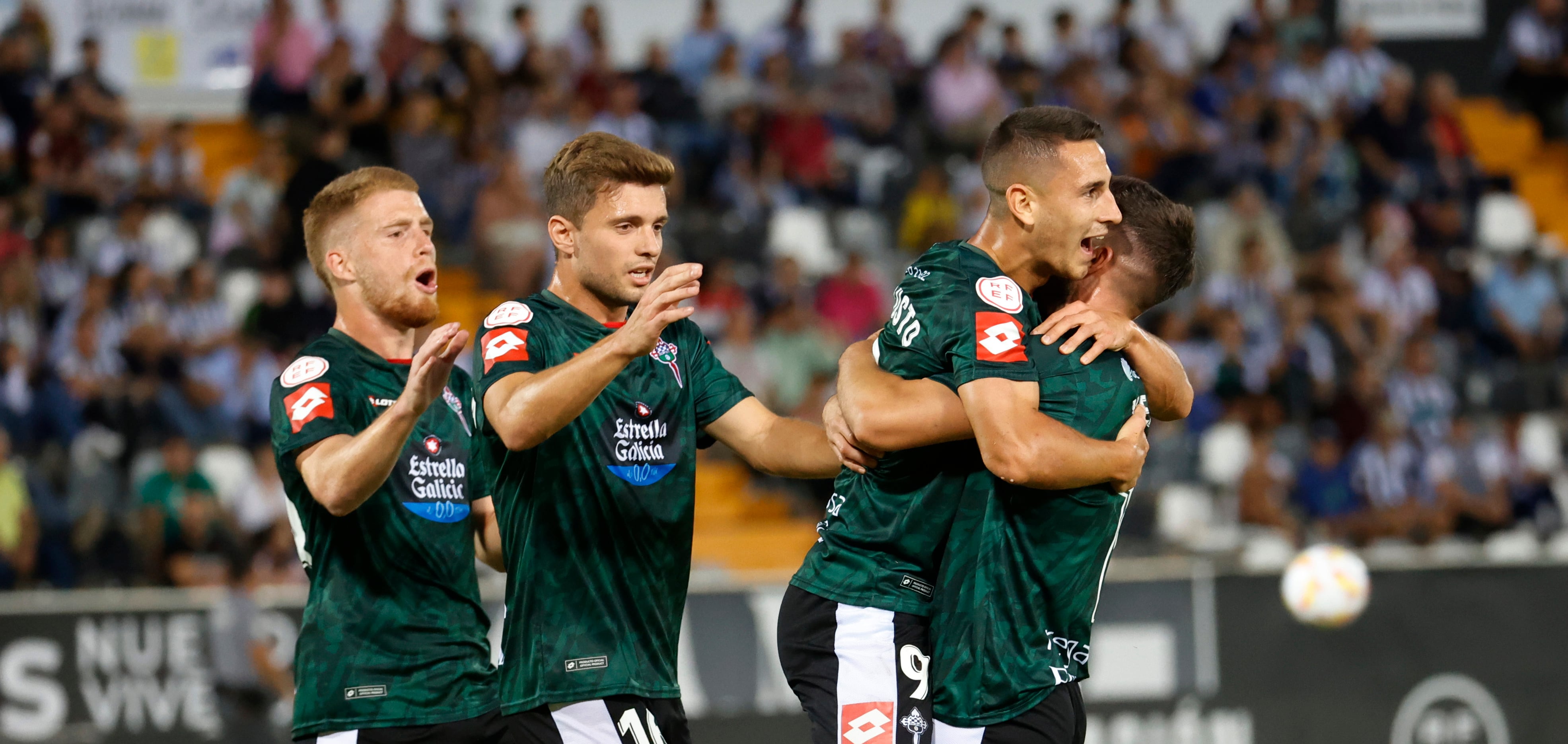 Jugadores del Racing celebran el gol de Manu Justo el pasado sábado en el Nuevo Vivero ante el Badajoz