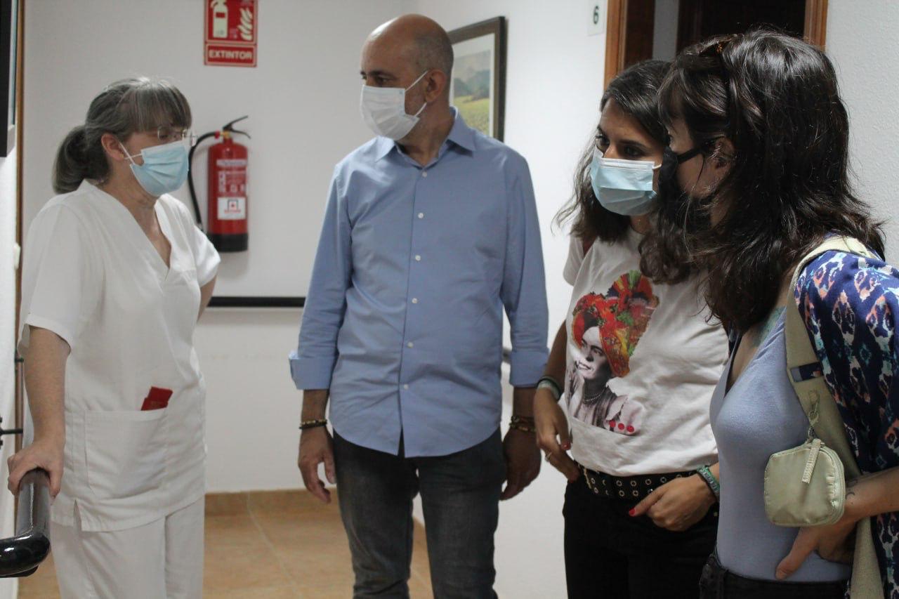 La candidata a la Junta de Extremadura, Irene de Miguel, con trabajadoras de la dependencia en Brozas