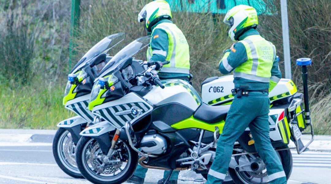 Dos agentes de la Guardia Civil de Tráfico, en una imagen de archivo