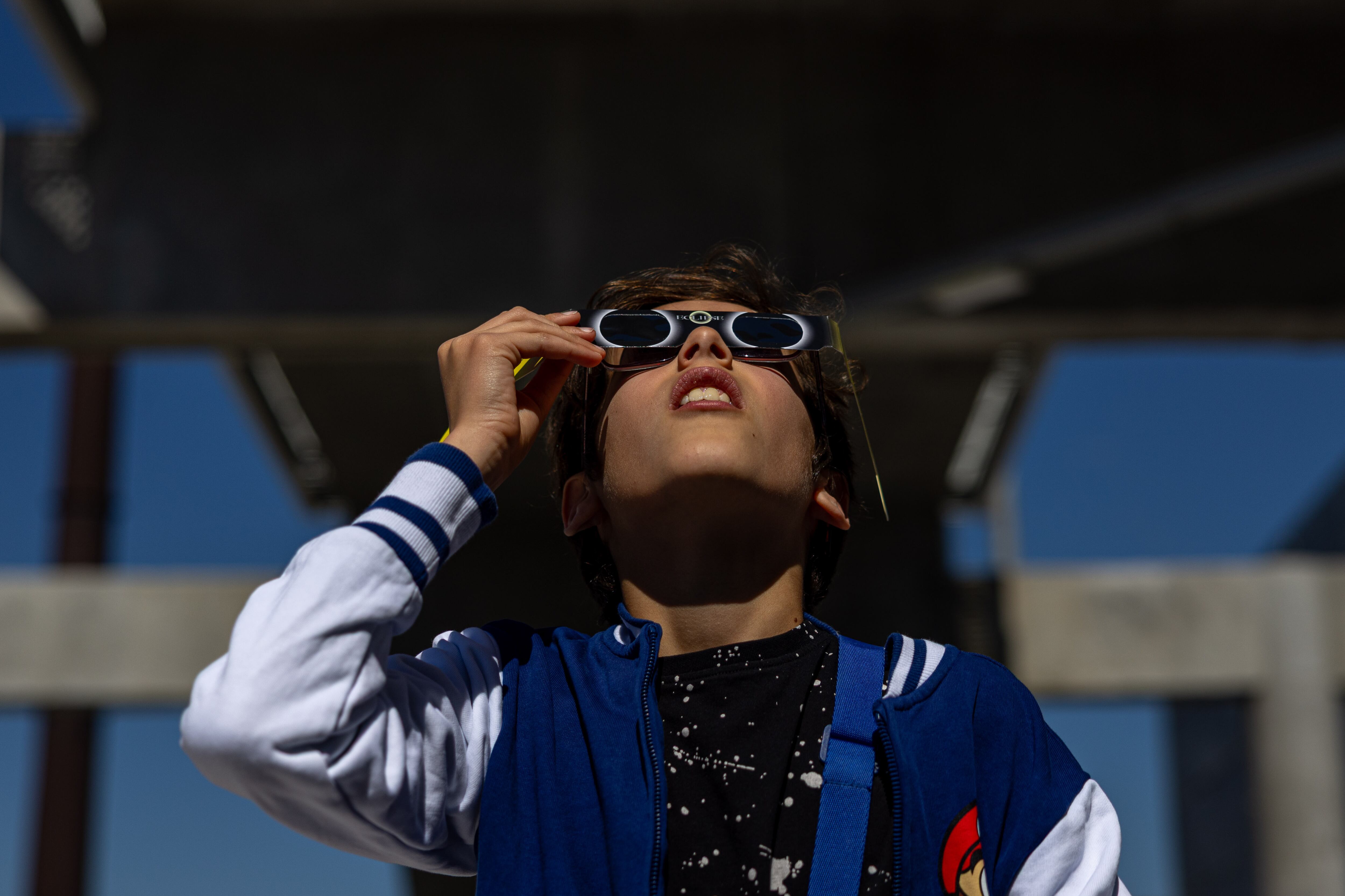 Un niño observa el eclipse en el planetario de Madrid, este sábado, 29 de marzo. EFE/ Daniel González.