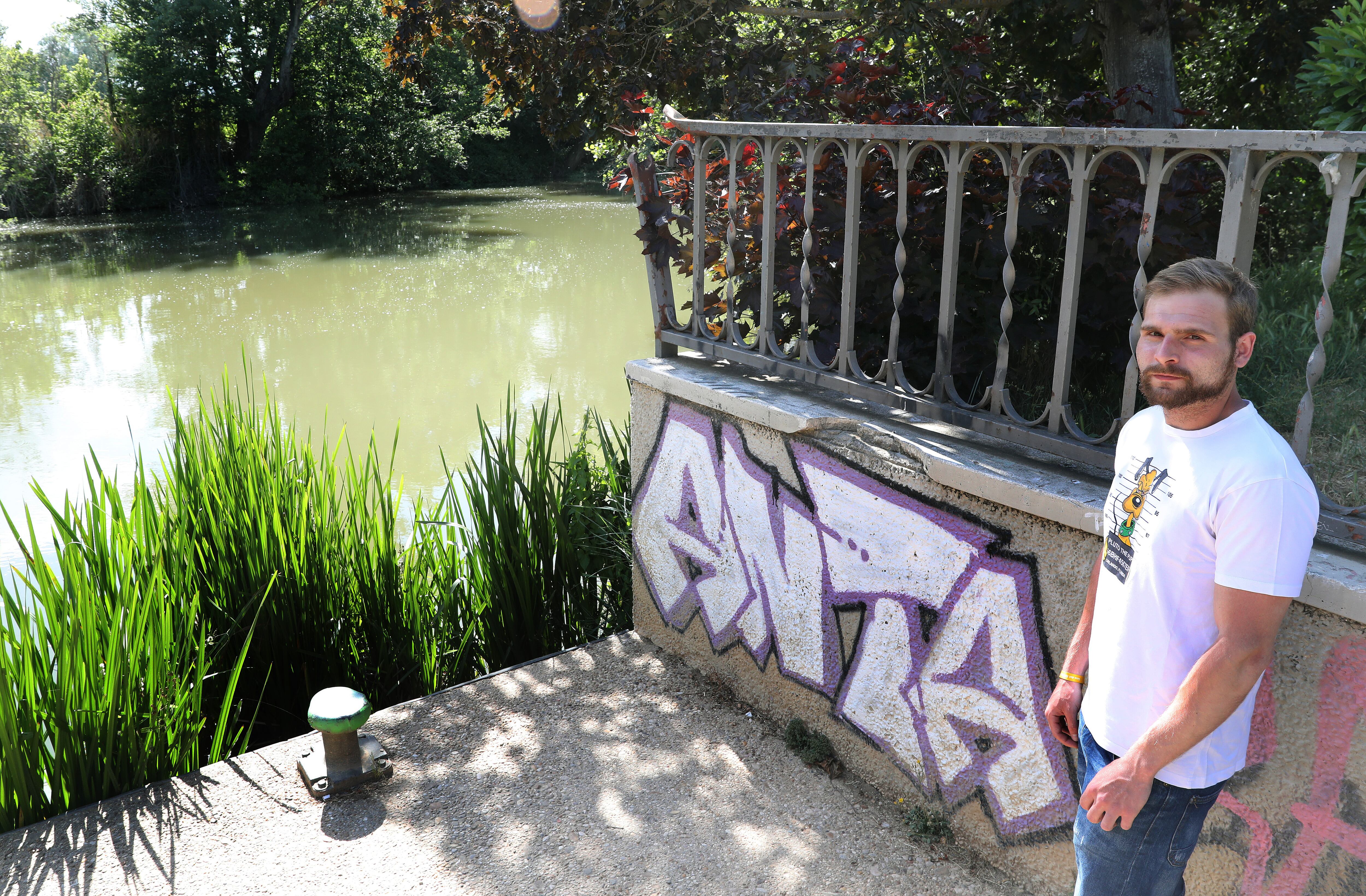 El ambientólogo Ignacio Sánchez junto al río Carrión en Palencia