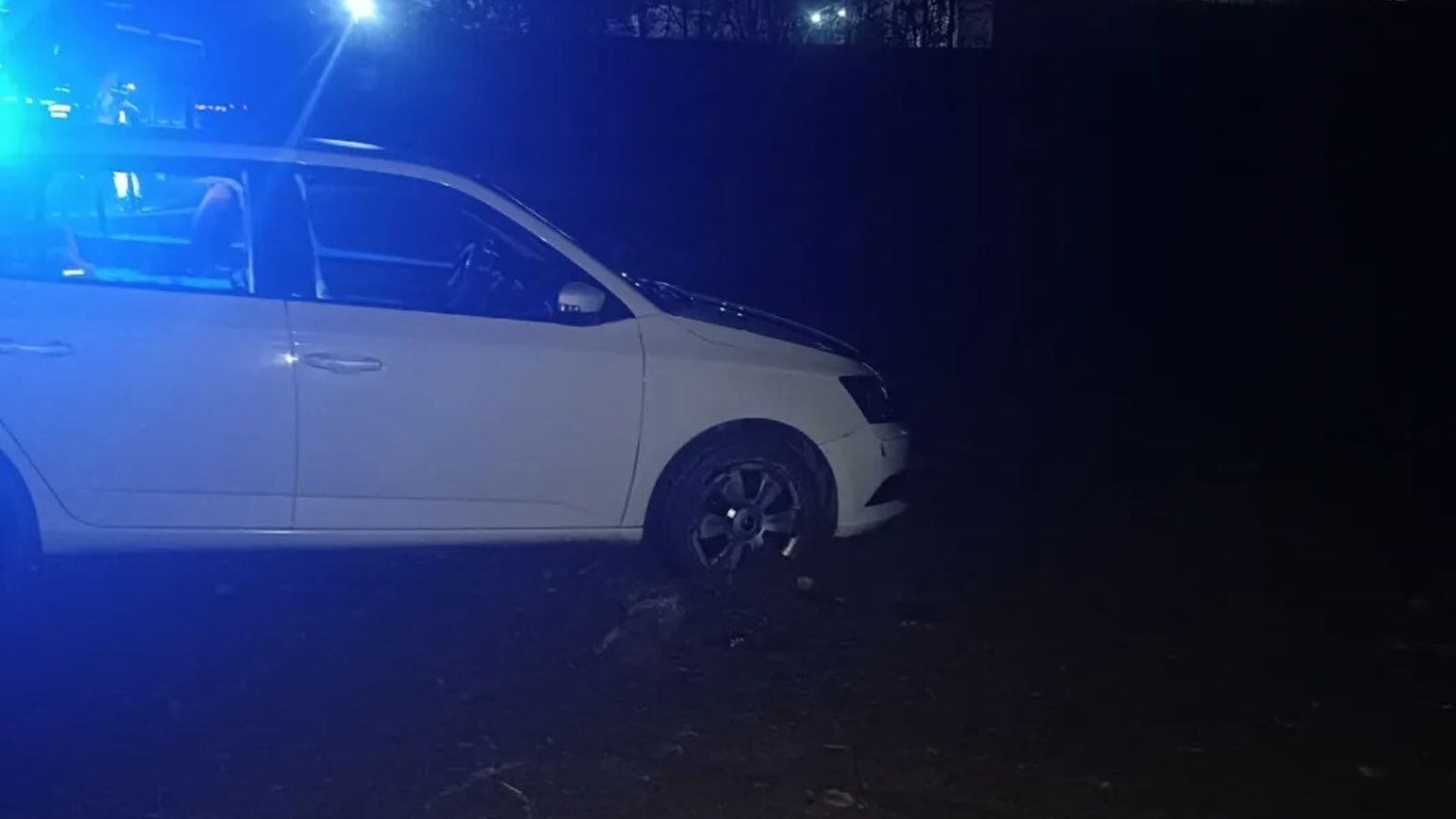 Un turismo se queda atrapado por el barro, cuando se dirigía a un cumpleaños en Toledo