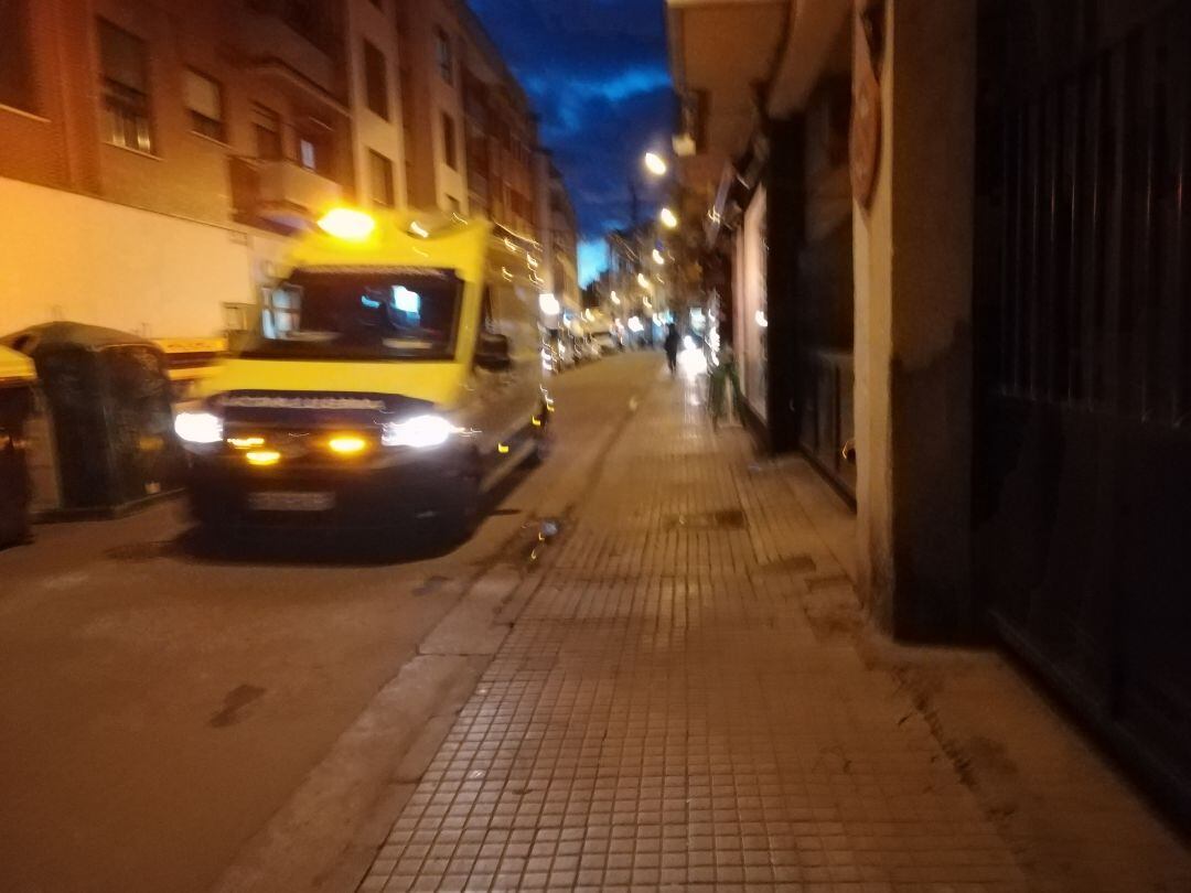 El joven fue trasladado de madrugada en ambulancia al hospital 