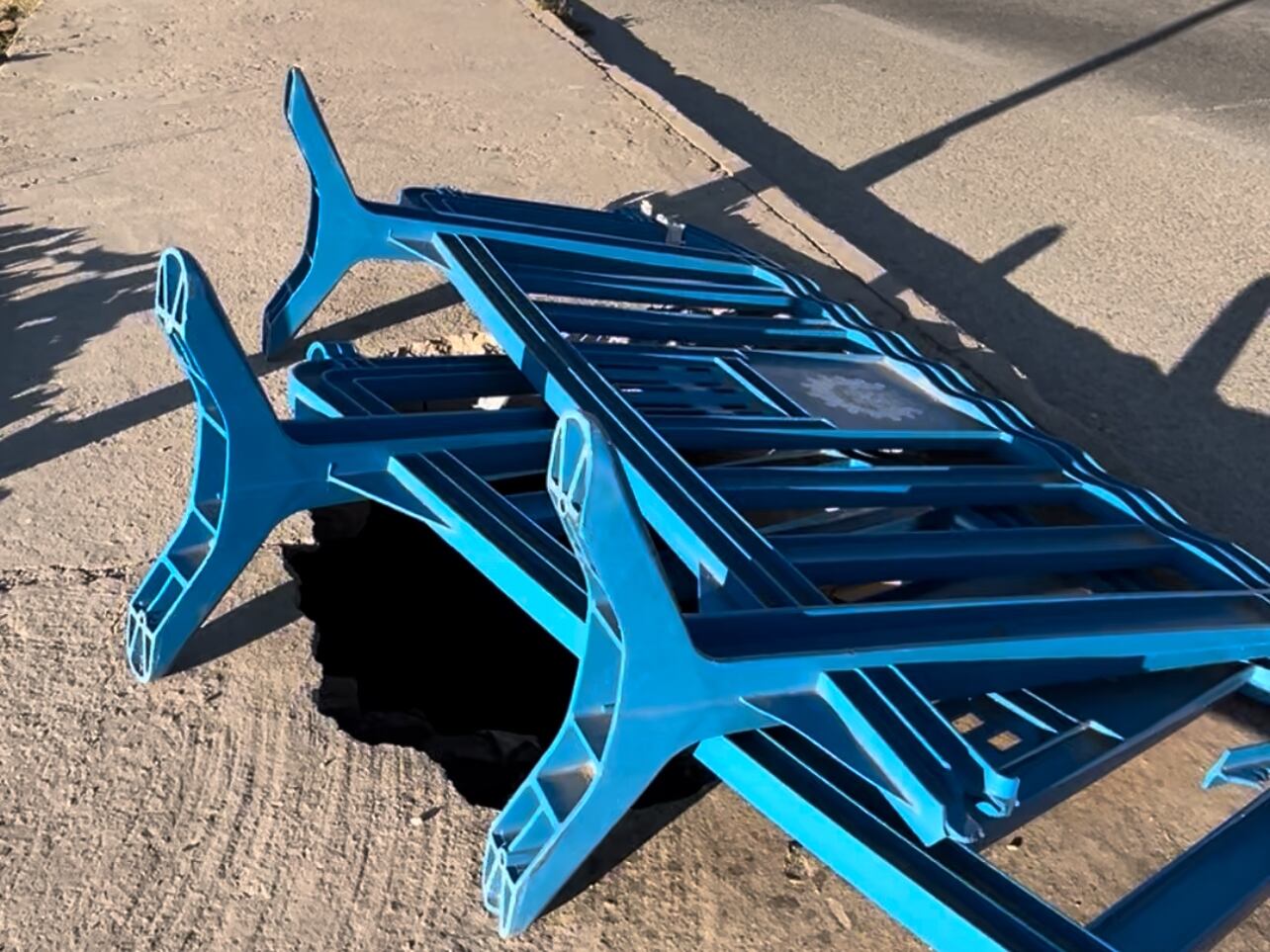 Unas vallas de la Policía Local tapan, a modo de protección, un socavón en una acera de la pedanía de El Raal (Imagen de archivo)