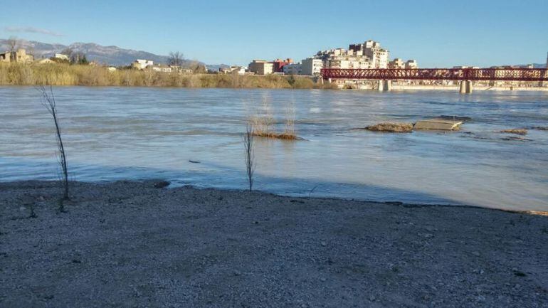 Imatge d&#039;arxiu del riu Ebre al seu pas per Tortosa.