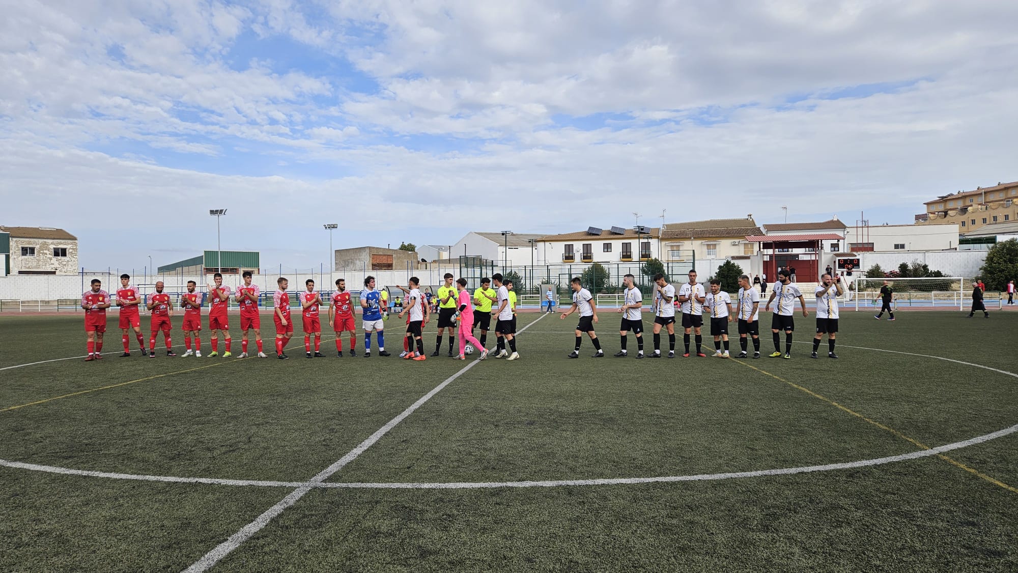 Saludo inicial en el partido entre Atlco. Sabiote y Jódar C.F.