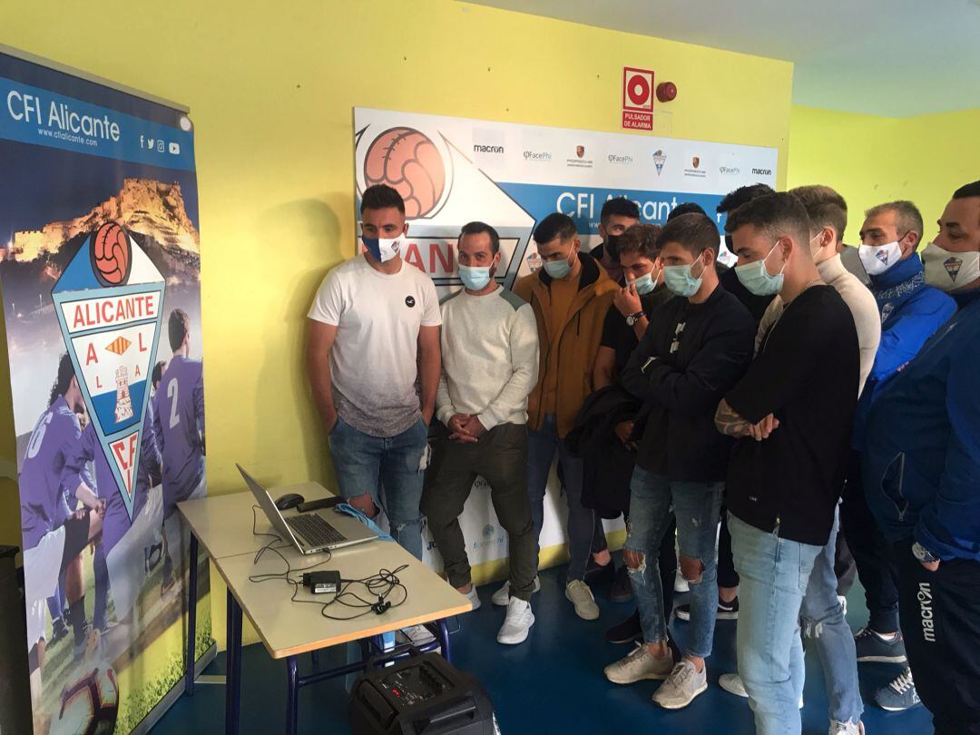 Los jugadores del conjunto celeste atentos al sorte de la Copa