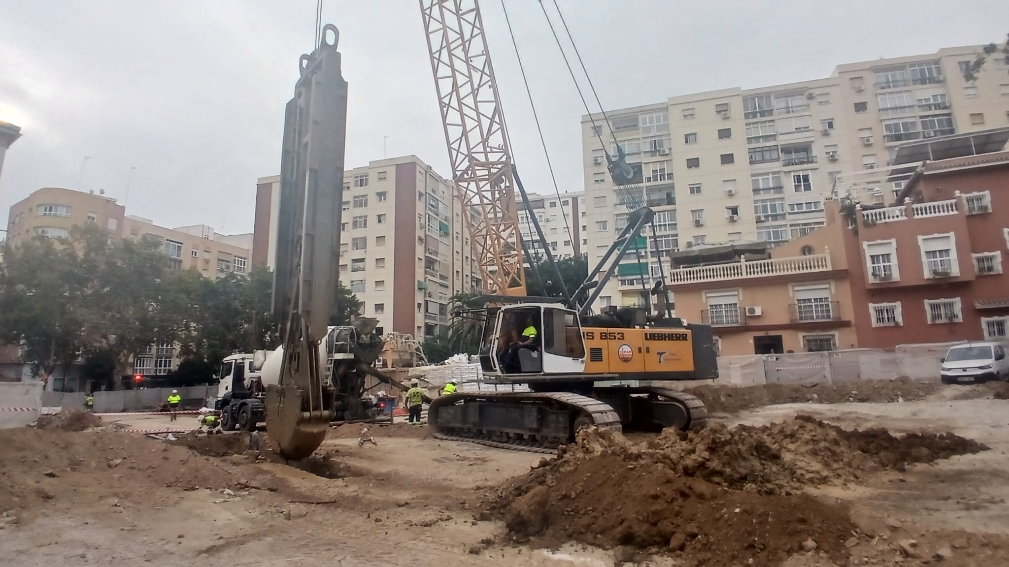 Obras con los muros pantallas en el metro de Málaga