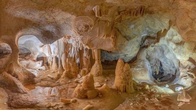 Cueva descubierta en la zona de La Araña de Málaga capital, denominada por los vecinos Maravilla Blanca y sobre la que reclaman medidas de protección