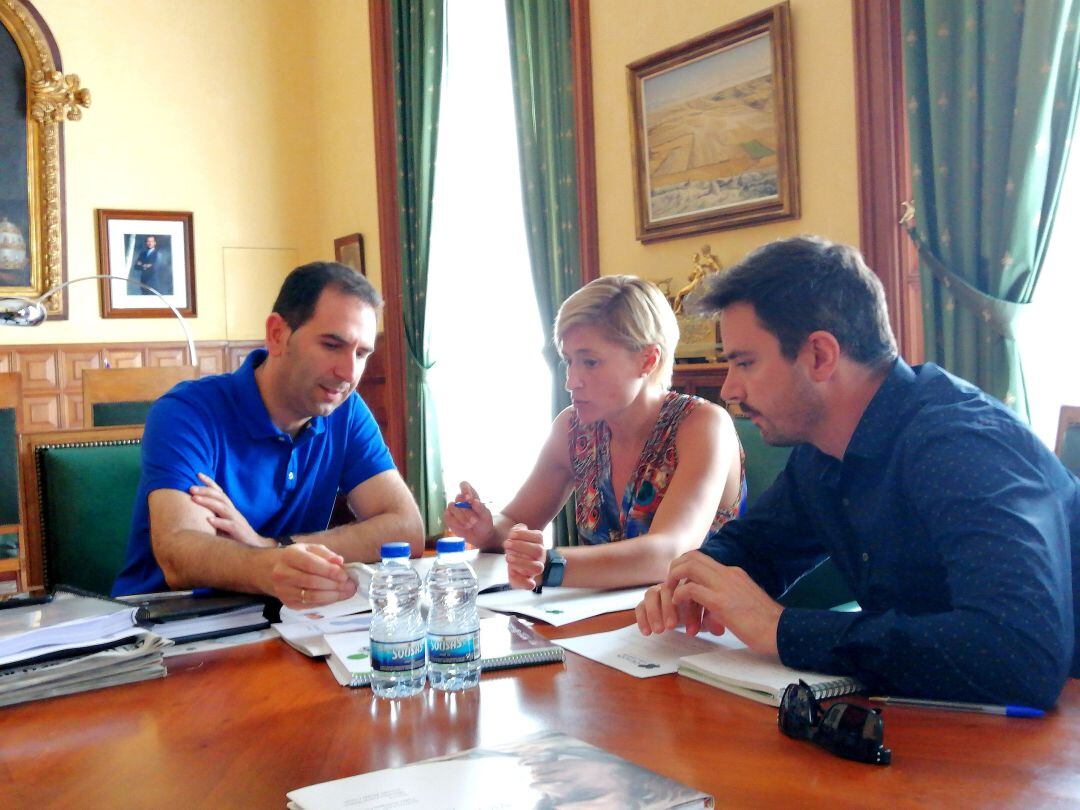 Mario Simón (izqda), alcalde de Palencia, junto a la directora general de la Fundación San Cebrián, Eva del Río y el director de áreas territoriales, Alvaro Rosales