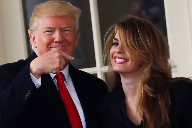 Hope Hicks junto a Donald Trump.