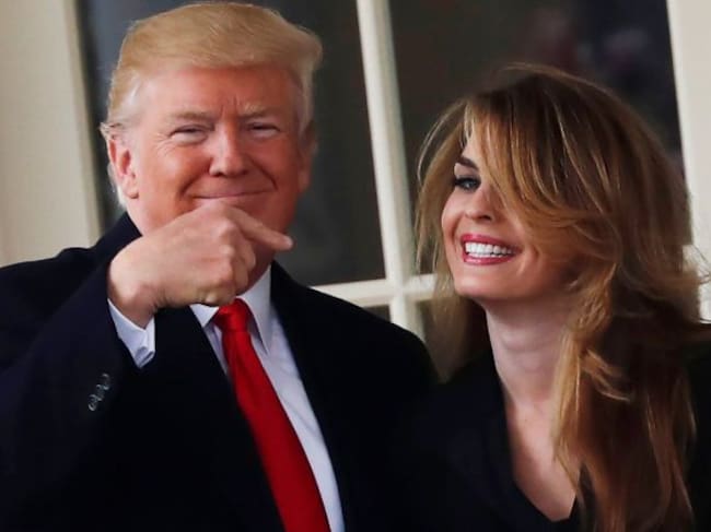 Hope Hicks junto a Donald Trump.