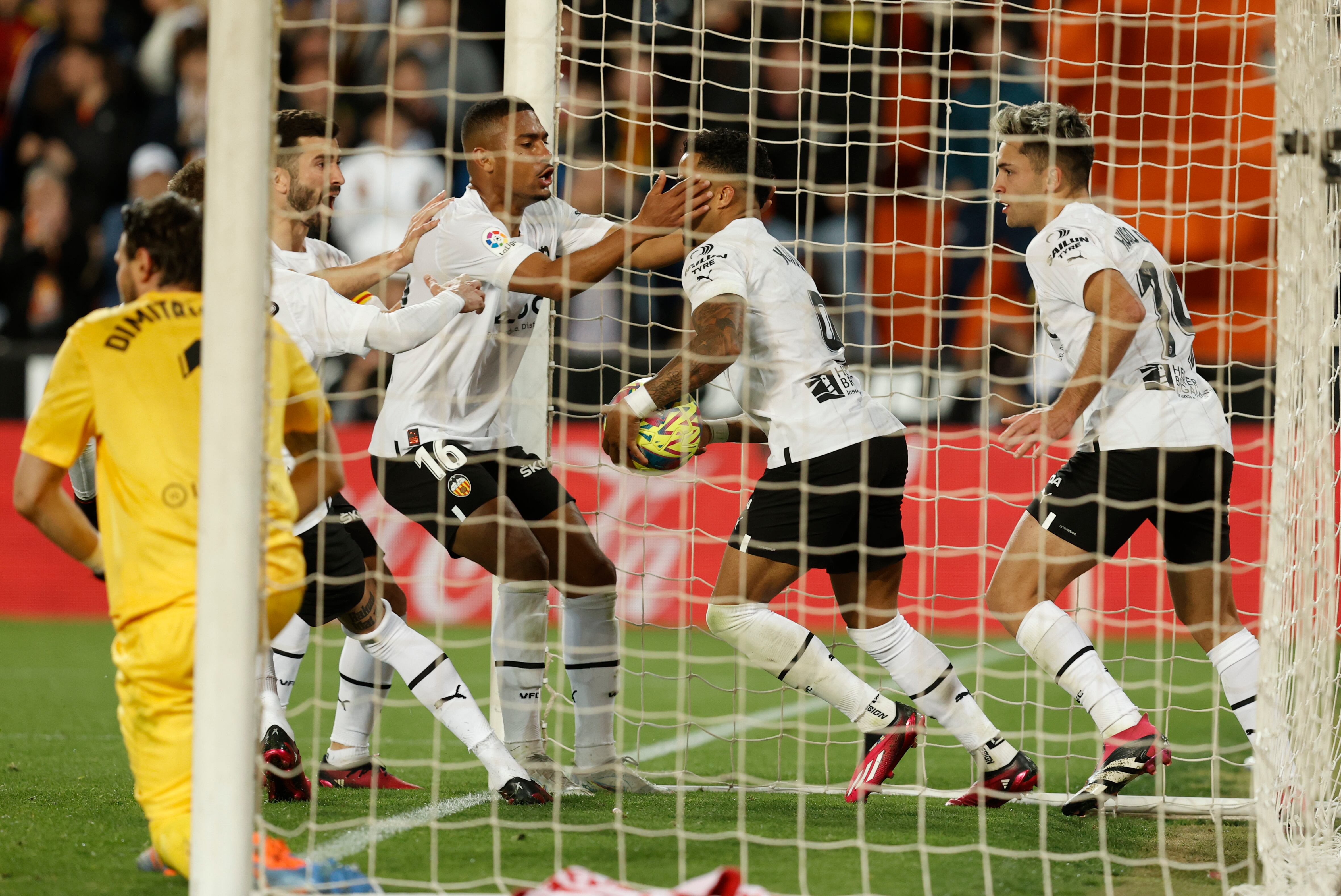 VALENCIA, 03/04/2023.- Los jugadores del Valencia celebra el primer gol del equipo valencianista durante el encuentro correspondiente a la jornada 27 de primera división que disputan hoy lunes frente al Rayo Vallecano en el estadio de Mestalla, en Valencia. EFE / Kai Forsterling.