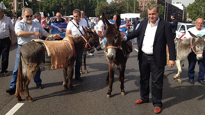 Frente a la sede del ministerio de Agricultura se han concentran casi 2.000 personas que han viajado desde Extremadura para pedir que se construya una refinería. El Gobierno desestimó el proyecto por el riesgo ambiental que supondría sobre Doñana. Los man