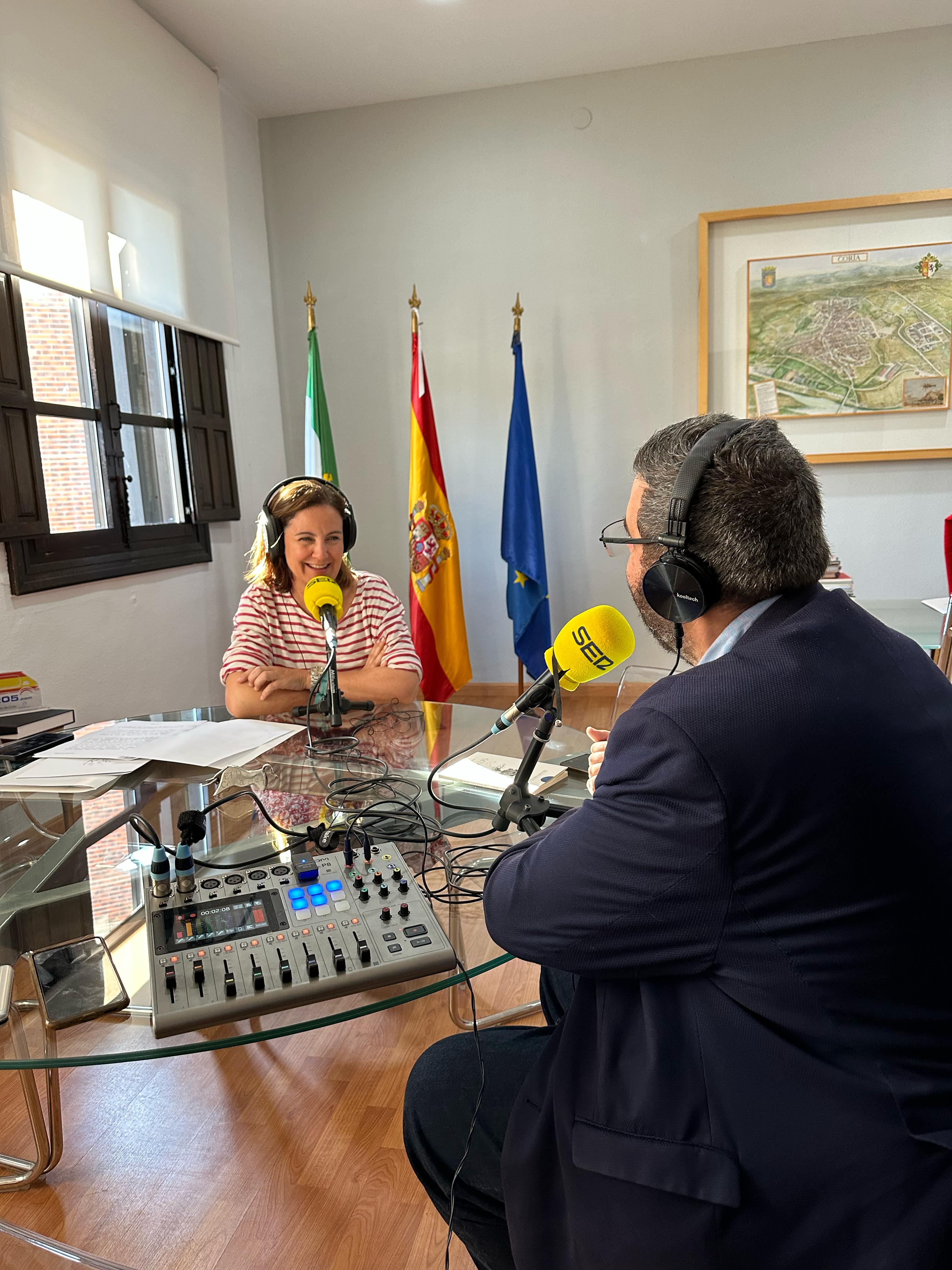 La alcaldesa de Coria en un momento de la entrevista con nuestro compañero José Luis Hernández