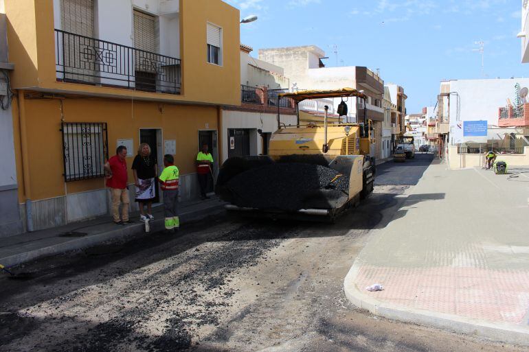 La alcaldesa de Motril, Flor Almón, y el concejal de urbanismo, Antonio Escámez, visitan las obras de las calles Fray Ángel Sagastume y Garcés Herrera junto a los operarios municipales