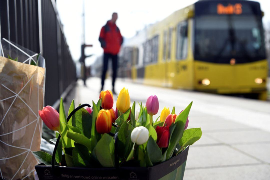 Flores en el lugar en el que tuvo lugar el tiroteo en Utrecht