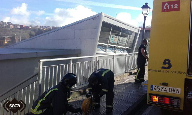 Bomberos de Asturias actuando en el incendio declarado en el Polideportivo de Carbayín Alto (Siero)