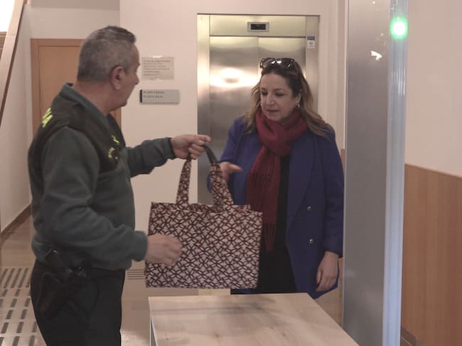 La meteoróloga de À Punt, Victoria Roselló, a su llegada a los juzgados de Catarroja (Valencia), donde la jueza que investiga la gestión de la dana le toma declaración como testigo