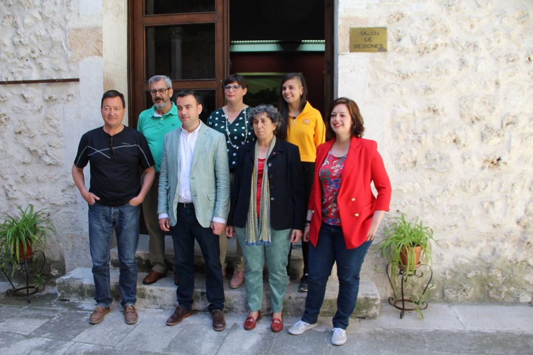 De izquierda a derecha: Tomas Marcos, Carlos Fraile, Montserrat Sanz (IU), Maite Sanchez. En la segunda fila: Joel Velasco, Raquel Gilsanz y Lucia Arranz (IU)