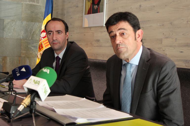 Els cònsols d'Ordino, Josep Àngel Mortés (d) i de la Massana, David Baró (e), exercint avui de portaveus de la darrera reunió de cònsols.