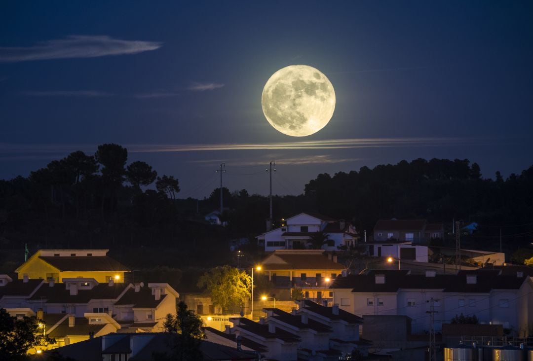 La Superluna vista desde lo alto de una localidad.