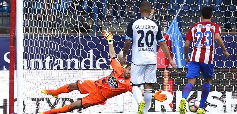 El centrocampista argentino del Atlético de Madrid Nico Gaitán dispara a puerta ante el portero argentino del Deportivo, Germán Lux.