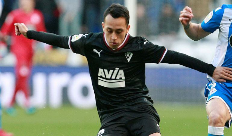 Orellana controla un balón presionado por Fernando Navarro