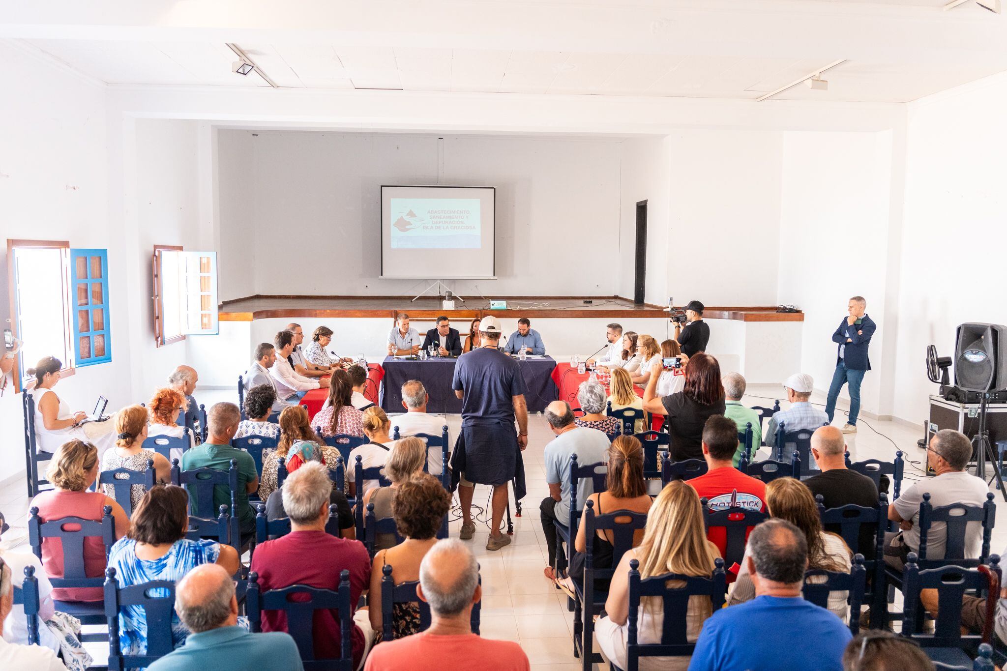 Reunión del Gobierno de Canarias, Cabildo de Lanzarote y Ayuntamiento de Teguise con vecinos de La Graciosa.