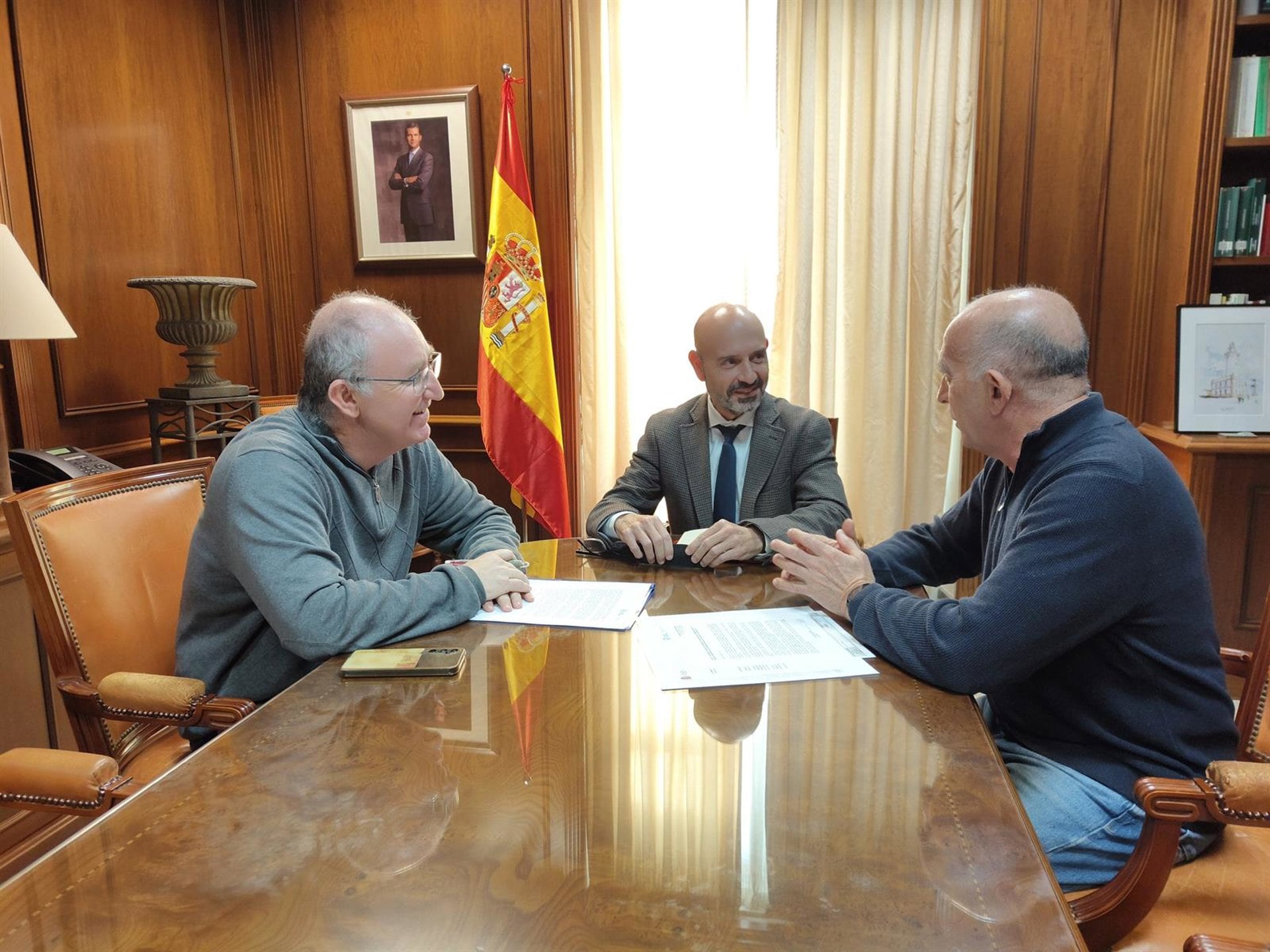 El subdelegado del Gobierno en Málaga, Javier Salas, junto con Pedro Francisco Sánchez y Antonio Lozano, portavoz y vocal de la Plataforma Ciudadana Bosque Urbano, respectivamente. Subdelegación del Gobierno.