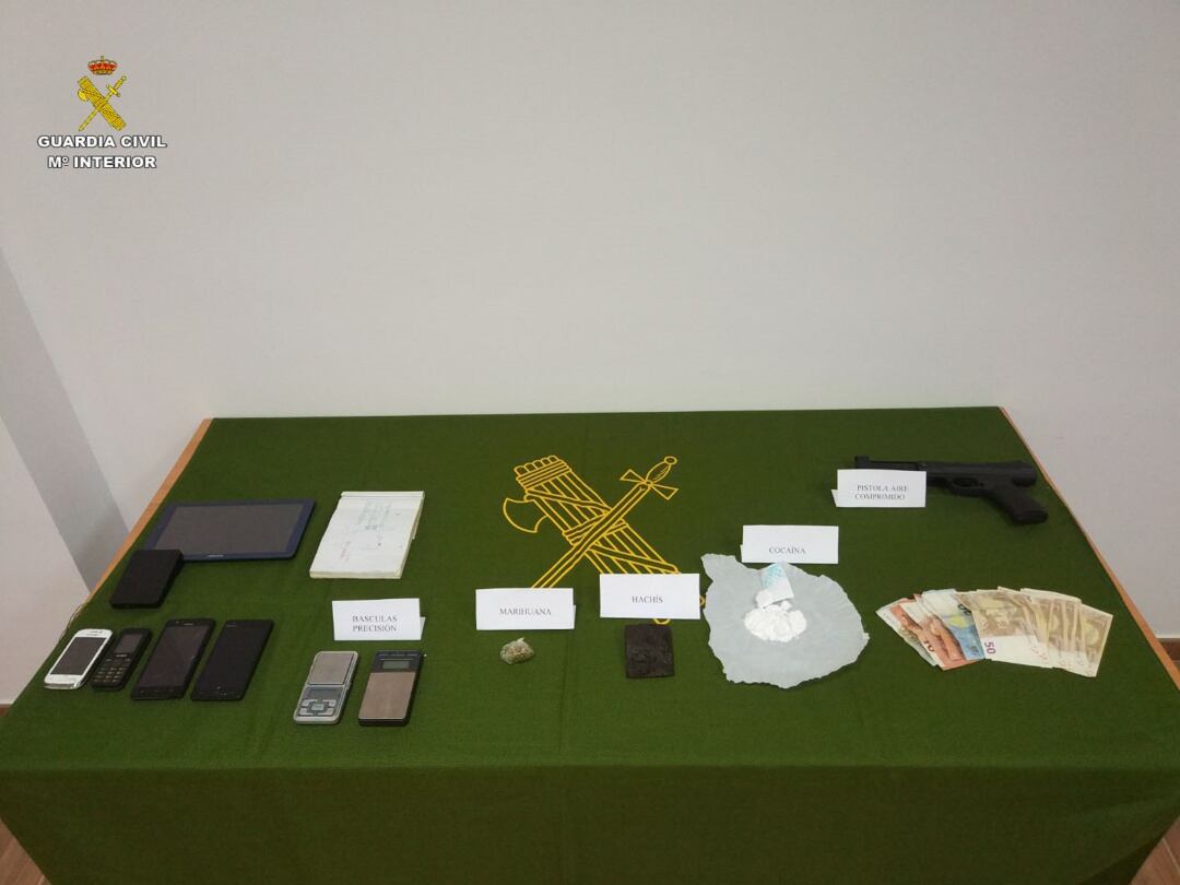 Droga y material informático recaudado por la Guardia Civil