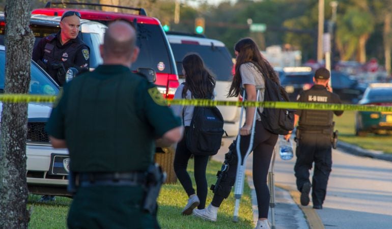 Miembros del personal de emergencias ayudan a varios estudiantes en el lugar del tiroteo registrado en la escuela secundaria Marjory Stoneman Douglas de la ciudad de Parkland, en el sureste de Florida.