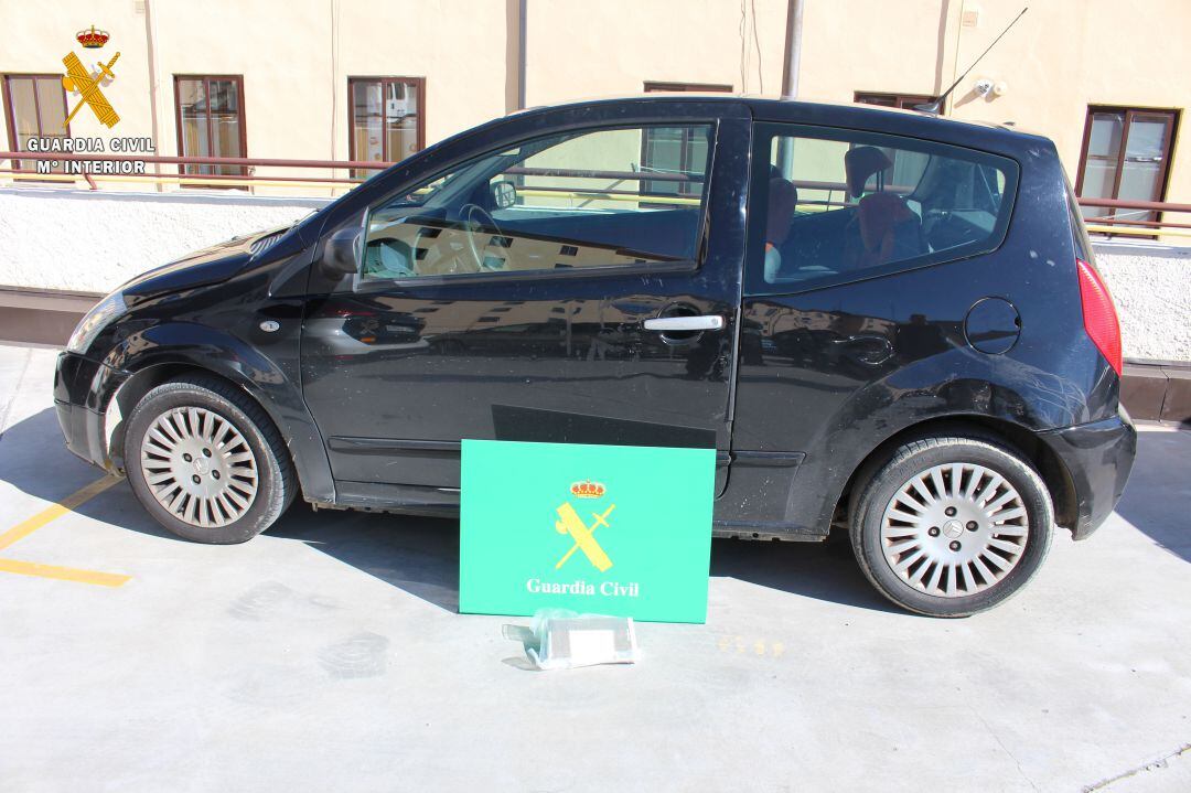 Droga incautada en el interior del vehículo