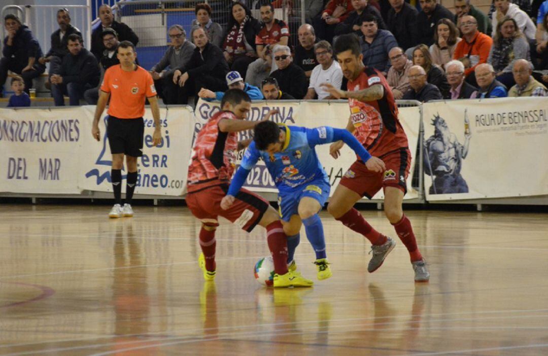 Drasler y Valerio disputan el balón en un partido de la presente temporada