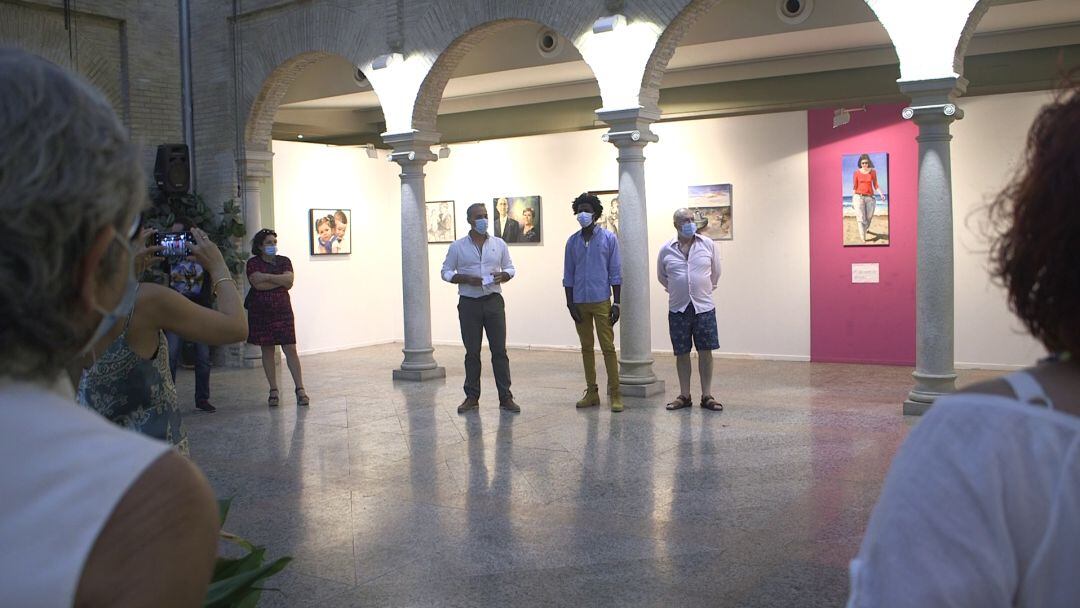 Presentación de la exposición en el patio del Ayuntamiento de Cazorla