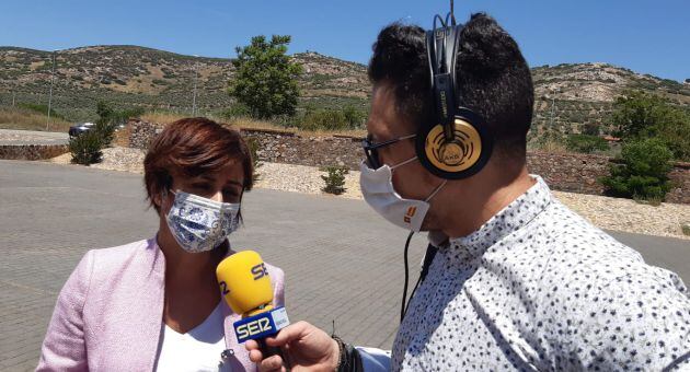 Isabel Rodríguez, alcaldesa de Puertollano junto a Mario Carrero redactor de Radio Puertollano