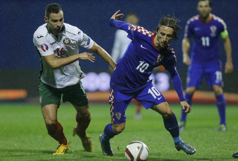 Luka Modric disputa un balón con Simeon Slavchev.