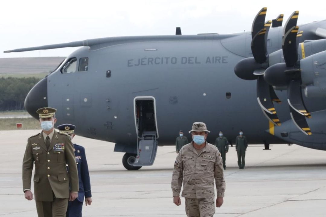 El coronel Alfonso Álvarez, junto al rey Felipe VI. 